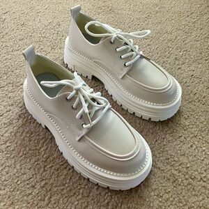 Brand new cool kid lace up 🐚 platform shoes